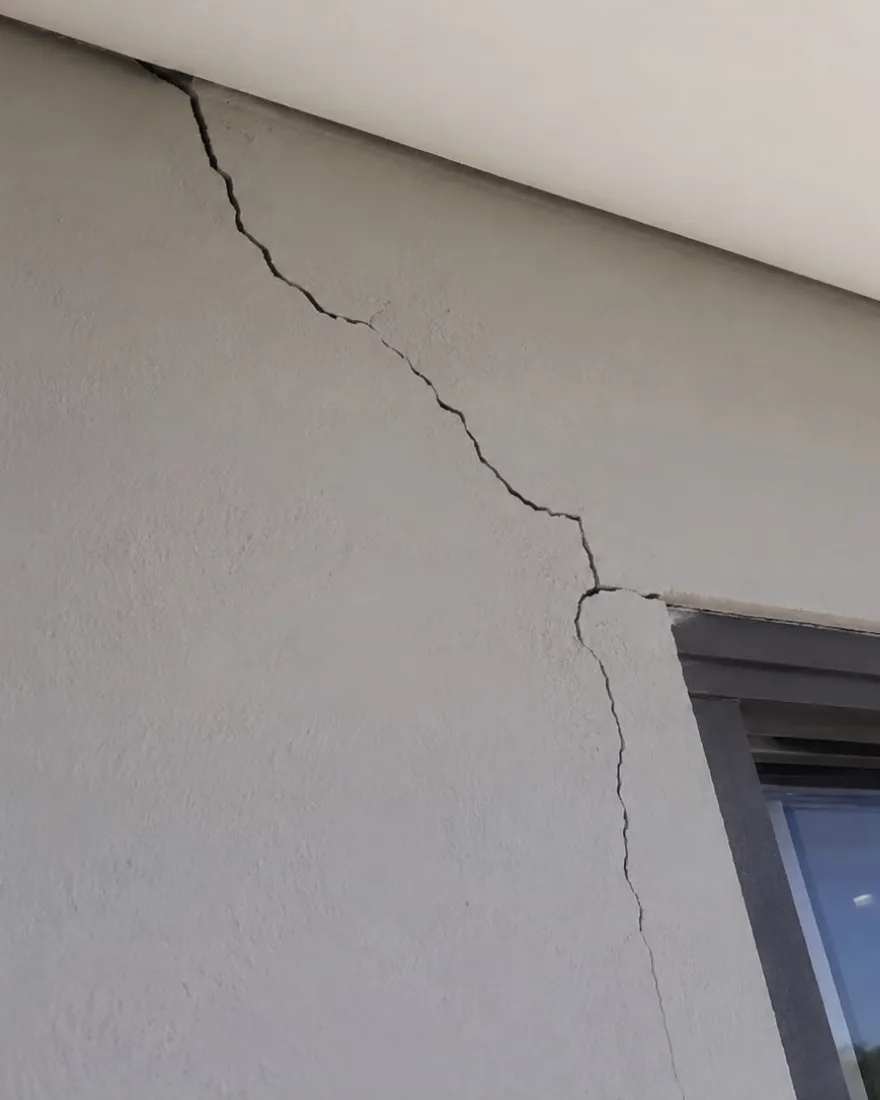 Trinca diagonal na fachada, do beiral até o canto superior da esquadria da janela